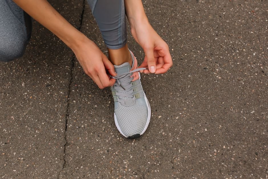 runner tying shoes