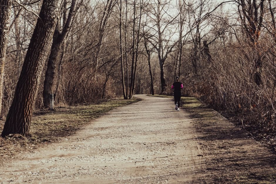 runner alone trail